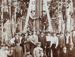 cca 1900 Trencsén, Felvidék, Vág folyó feletti híd építésén résztvevő munkások csoportképe, kartonra...