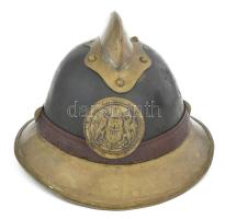 Budapesti Önkéntes Tűzoltó Egylet tűzoltósisak, 1886, korának megfelelő állapotban szegecshiánnyal, ...