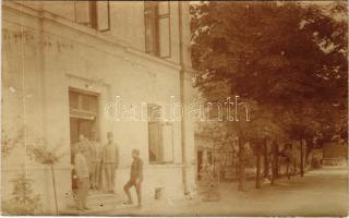 1918 Bucharest, Bukarest, Bucuresti, Bucuresci; Abteilungskomando / Osztrák-magyar katonák csoportja / WWI K.u.K. military, group of soldiers. photo (EK)