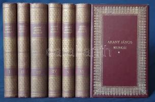 Arany János: Arany János munkái I-VI. Sajtó alá rendezte és bevezetéssel ellátta Riedl Frigyes. [Teljes.] Budapest, [1902-1907]. Franklin-Társulat Magyar Irodalmi Intézet és Könyvnyomda. 1 t. (címkép) + 328 p.; 300 p.; 428 + [2] p.; 344 + [2] p.; 287 + [1] p.; 377 + [3] p. A munka beosztása: 1. kötet: Kisebb költemények I. - 2. kötet: Kisebb költemények II. - 3. kötet: Toldi. Toldi szerelme. Toldi estéje - 4. kötet: Buda halála. Csaba királyfi. Az utolsó magyar. Édua. Öldöklő angyal. Daliás idők. Murány ostroma. - 5. kötet: Önéletrajz. Költői elbeszélések - 6. kötet: Prózai dolgozatok. Arany János költői életművét tartalmazó kiadásunk a lírai és elbeszélő költészet nagyját közreadja, az utolsó kötetben pedig nyelvészeti és irodalmi tanulmányaiból válogat. Valamennyi címlapon régi tulajdonosi bélyegzés. Tezla 208. Egységes, díszesen aranyozott, vaknyomásos kiadói egészvászon kötésben. Jó példány.