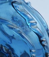 Kancsó. Nyugat-Európa (spanyol?), kék kézzel formált hutaüveg, sérüléssel, m: 19,5 cm