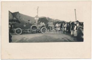 Német katonák és helyi civilek népviseletben egy ismeretlen erdélyi faluban, Über Kapnikbánya nach Dés tábla / WWI German soldiers with automobiles and locals in an unknown Transylvanian village. photo (fl)