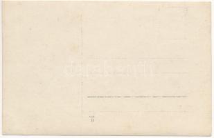 Német katonák és helyi civilek népviseletben egy ismeretlen erdélyi faluban, "Über Kapnikbánya ...