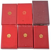 6db-os szocialista kitüntetés és jelvény tétel, közte "A Haza Szolgálatáért Érdemérem" ara...