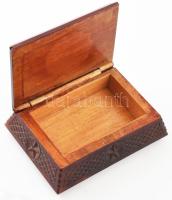 cca 1960 Egyedileg faragott munkásőr fa doboz, rendkívül gazdag mintázattal, szép állapotban, alul s...