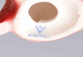 Hummel Goebel piros nyúl. Jelzett, minimális kopással, m: 6 cm