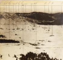 1917 K.u.k. panorámafelvétel az olasz Alpokban levő Asiago-fennsíkról a különböző objektumok elhelye...