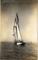 LILY az Osztrák-Magyar Haditengerészet vitorlás jachtja / Kreuzer-Yacht Lily. K.u.K. Kriegsmarine / Austro-Hungarian Navy cruiser yacht. Phot. Alois Beer. Verlag Schrinner, Pola 1912.