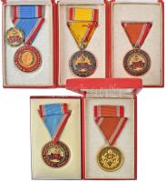 5db-os szocialista kitüntetés-tétel, mindegyik eredeti tokban, benne 1965. "Szolgálati Érdemérem - A Haza Fegyveres Szolgálatában 10 év után" zománcozott bronz kitüntetés eredeti sérült mellszalagon, szalagsávval + "Szolgálati Érdemérem - A Haza Fegyveres Szolgálatában 15 év után" zománcozott bronz kitüntetés eredeti sérült mellszalagon + "Szolgálati Érdemérem - A Haza Fegyveres Szolgálatában 20 év után" zománcozott bronz kitüntetés eredeti sérült mellszalagon, szalagsávval (2x) + 1983. "Honvédelmi Érdemérem 15 év után" aranyozott bronz kitüntetés eredeti mellszalagon, szalagsávval T:UNC-XF