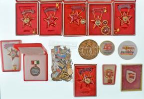 Egy kis doboznyi vegyes, főleg szocialista kitüntetésből, emlékéremből és jelvényből álló tétel T:vegyes