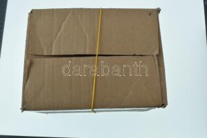 Egy kis doboznyi vegyes, főleg szocialista kitüntetésből, emlékéremből és jelvényből álló tétel T:ve...