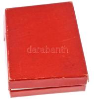 1965. "Kiváló Újító" zománcozott, ezüstözött bronz jelvény miniatűrrel, igazolvánnyal, sér...