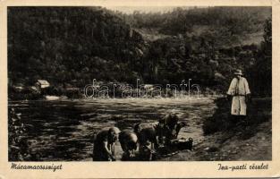 Máramarossziget Iza river with washing locals