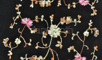 Fekete alapon hímzett virágos stóla, néhány helyen a hímzés kissé megbomlott, kb. 175x60 cm