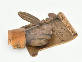 Rajki László (1939-): Bronz asztaldísz, köszöntő sorokkal. Jelzett, 17x11 cm