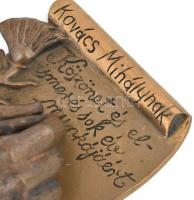 Rajki László (1939-): Bronz asztaldísz, köszöntő sorokkal. Jelzett, 17x11 cm