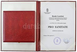 Kampfl József (1938- ) 1996. "Pro Sanitate" bronz emlékérem, eredeti tokban, adományozói o...