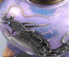 Sárkánymintás, lila lüszteres porcelán testű kis petróleumlámpa, cilinderrel, jelzés nélkül, m: 15,5...