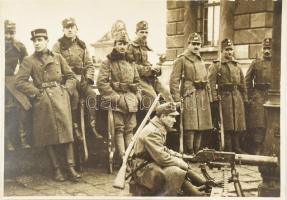 1918/19 Népőrség a Lánchíd előtt gépfegyverrel 18x12 cm /  1918/19 Budapest People's Guard in front of the Chain Bridge with a machine gun 18x12 cm