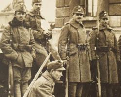 1918/19 Népőrség a Lánchíd előtt gépfegyverrel 18x12 cm / 
1918/19 Budapest People's Guard in ...