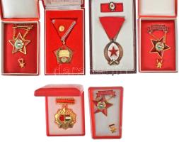 6db-os szocialista kitüntetésből álló tétel, közte 1987. "A Munka Érdemrend" bronz fokozata, zománcozott bronz kitüntetés mellszalagon, eredeti "ragadós" műbőr tokban, adományozói okirattal és igazolvánnyal T:UNC-XF