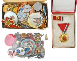 Kis doboznyi, nagyrészt szocialista jelvény, és kitüntetés tétel, közte 1970. "Felszabadulási Jubileumi Emlékérem" aranyozott, zománcozott bronz kitüntetés mellszalagon, miniatűrrel, tokban T:vegyes