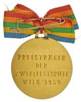 Ausztria 1959. "A 7. Világifjúsági és diáktalálkozó" aranyozott fém jelvény mellszalagon T...