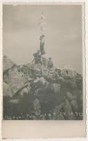 1933 Brassó, Kronstadt, Brasov; Schuler / Varful Postavarul / Keresztényhavas csúcsa kirándulókkal / mountain peak with hikers. photo (ragasztónyom / glue marks)
