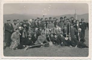 Lippa, Lipova (?); munkások ásókkal / workers with spades. Steinitzer photo (fl)