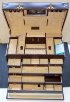 N Tina márkájú, új, igényes, hordozható számzáras ékszertartó 6 fiókkal és rekeszekkel. Bör borítás, bársony belsőrész 43x30x30 cm