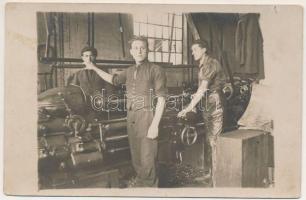 1922 Kolozsvár, Cluj; vasúti műhely, belső / railway workshop, interior. photo (fl)