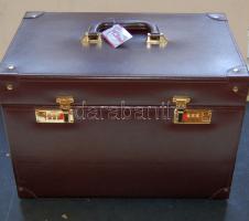 N Tina márkájú, új, igényes, hordozható számzáras ékszertartó 6 fiókkal és rekeszekkel. Bör borítás,...