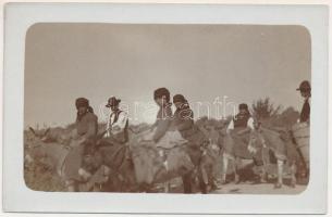 1912 Szelistye, Salistea Sibiului, Saliste; Nagyszebeni parasztok, környékbeliek szamarakon tejet, túrót, sajtot visznek a hetivásárra / peasants from Sibiu bring milk, cottage cheese and cheese to the weekly market on donkeys, Transylvanian folklore. photo