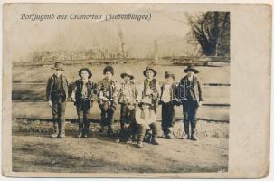 Csomortán, Lutoasa; Dorfjugend aus Csomortau (Siebenbürgen) / Falusi gyerekek, erdélyi folklór / village youth, Transylvanian folklore. photo (EB)