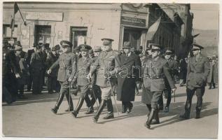 Petrozsény, Petroseni, Petrosani (?); román katonák felvonulása / Romanian military parade, soldiers. Foto Zeichner photo (vágott / cut)