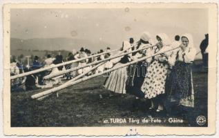 1943 Gajna-hegység, Muntele Gaina (Erdélyi-középhegység, Muntii Apuseni); Turda, Targ de Fete Gaina / Torda, leányvásár a Gajnán, asszonyok havasi kürttel / girls&#039; fair, alpine horns, Transylvanian folklore (fa)