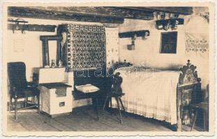 Kisdisznód, Michelsberg, Cisnadioara; Odaie taraneasca / Bauernstube / Parasztszoba belseje / Transylvanian folklore, peasant house, interior. Foto orig. E. Fischer, 1940.