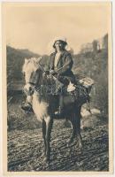 Zsilvölgy (Zsil-völgy), Schieltal, Valea Jiului; Taranca in drum spre targ calare / Bäuerin zum Markt reitend / Parasztasszony lóháton útban a piacra / Transylvanian folklore, peasant woman on horseback on her way to the market. Foto orig. J. Fischer, 1937.