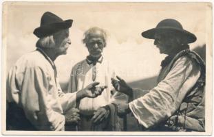 Trei Politiciani / Drei Dorfpolitiker / Erdélyi folklór / Transylvanian folklore. Foto orig. J. Fischer, Sibiu, 1935. (fl)