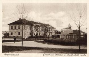 Hajdúszoboszló városháza hősi emlékművel