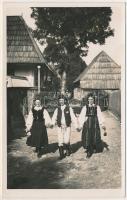 Székelyföld, Secuimea, Tinutul Secuiesc; Székely népviselet / Costume sacuesti / Szekler Volkstracht / Transylvanian folklore. Foto orig. J. Fischer 1936.