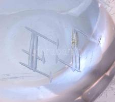 Ajka Üveggyár, cca 1930/35, 2 darab neodymium üveg hamuzó, art deco fazettált formavilággal, gravíro...