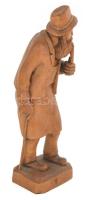 Pipázó férfi. Faragott fa, jelzés nélkül, m: 33 cm