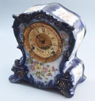 cca 1897-1930 ANSONIA CLOCK CO., NEW YORK kandallóóra, porcelán testtel, sérüléssel, hiánnyal, m: 26 cm