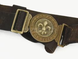 1938 "Légy résen!" cserkész öv, bőr, réz csattal, forgalmazó: Cserkészbolt (Bp. V., Nagy S...