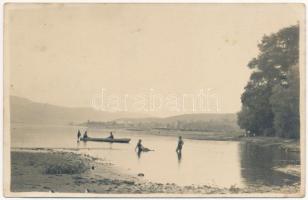 1931 Toplec, Csernahéviz, Toplet; fürdőzők és csónakázók a Cserna partján / Cerna riverside with bathers and rowing boat. photo (fl)