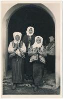 Székelyföld, Secuimea, Tinutul Secuiesc; Femei Csángo / Csángo Frauen / Csángó asszonyok, erdélyi folklór / Transylvanian folklore, Ceangai women. Foto orig. J. Fischer, 1935.