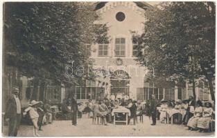 1931 Oláhszentgyörgy, Sangeorgiul Roman, Sangeorz-Bai; Hotelul Hebe / Hebe szálloda, étterem kertje vendégekkel és pincérekkel / hotel, restaurant garden with guests and waiters (EK)