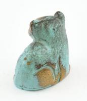 Bronz macska. Tömör, patinázott, m: 3,5 cm