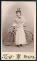 cca 1900 Nőnek öltözött férfi biciklivel. Henry Anver vizitkártya / Man dressed as woman with bike cdv